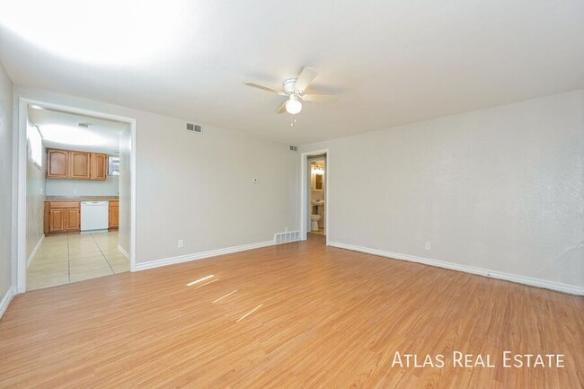 Building Photo - Charming 2bd unit in Fourplex, near Edgewater