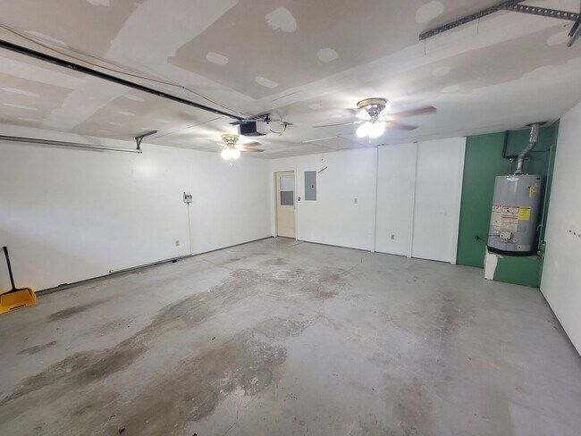 Building Photo - 2910 Pointewest Dr