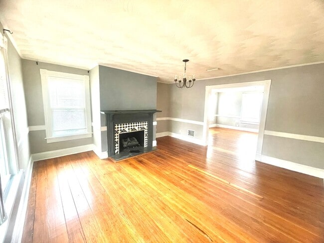 Building Photo - Stunning spacious 2nd floor apartment with Water View!