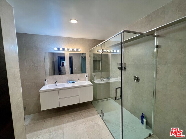 Building Photo - 3943 Fredonia Dr