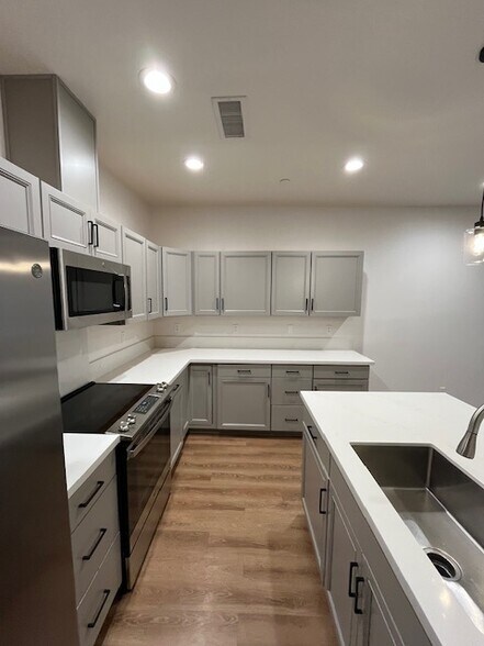 Building Photo - 2029 W Corvina Ave