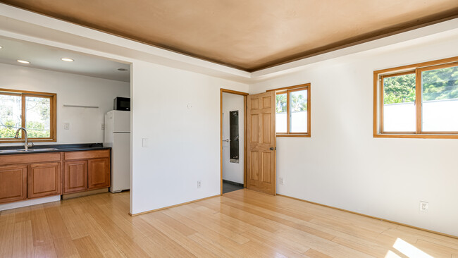 Living Room Guest Houuse - 917 N La Jolla Ave