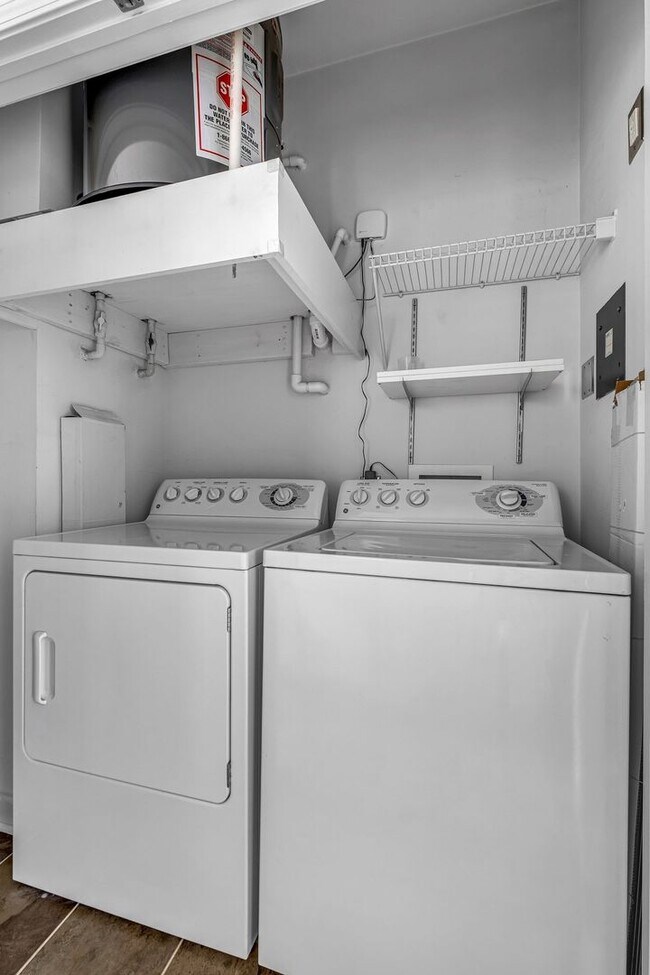 Building Photo - Awesome 1BE/1BA Condo in the heart of West End!