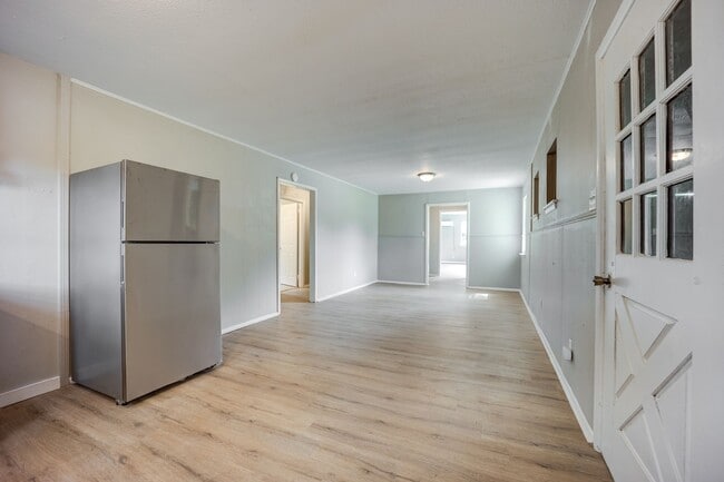 Building Photo - FREE MONTH RENT! Freshly Updated 3 Bedroom House