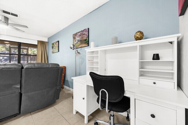 Building Photo - 735 SE 4th Ave