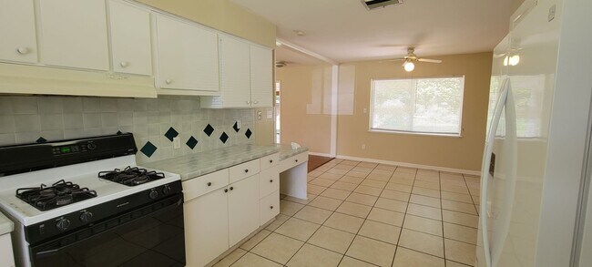 Building Photo - 4/2 (Madison Park) Nice home in quiet neighborhood