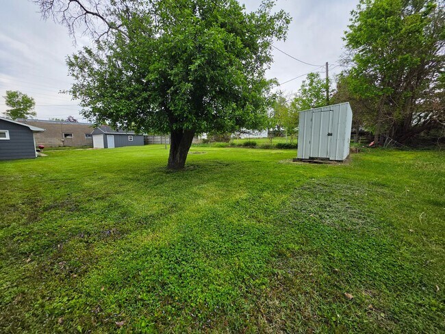 Building Photo - 3 bedroom 1 bath house in Marion Near Thomas Park.