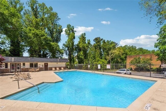 Building Photo - 135 N River Dr