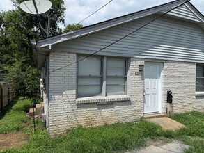 Building Photo - FOR RENT - 2 Bed Duplex in Madison! Large yard! Pets allowed!