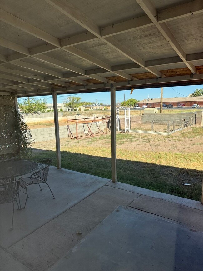 Building Photo - 2101 Aspen Dr