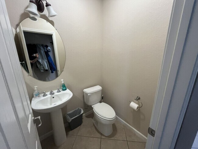 Building Photo - 4 Bedroom, 2.5 Bath - 3 Car Garage - Gorgeous!!!