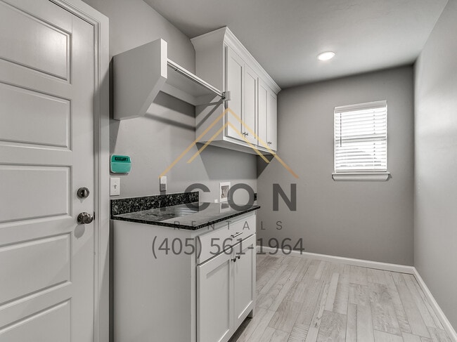 Building Photo - 4512 Oasis Ln