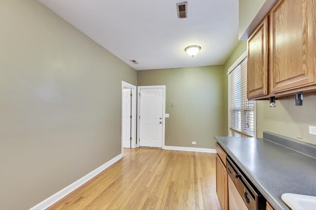 Building Photo - 2330 N Greenview Ave