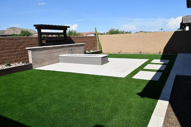 Building Photo - 820 E Ashurst Dr