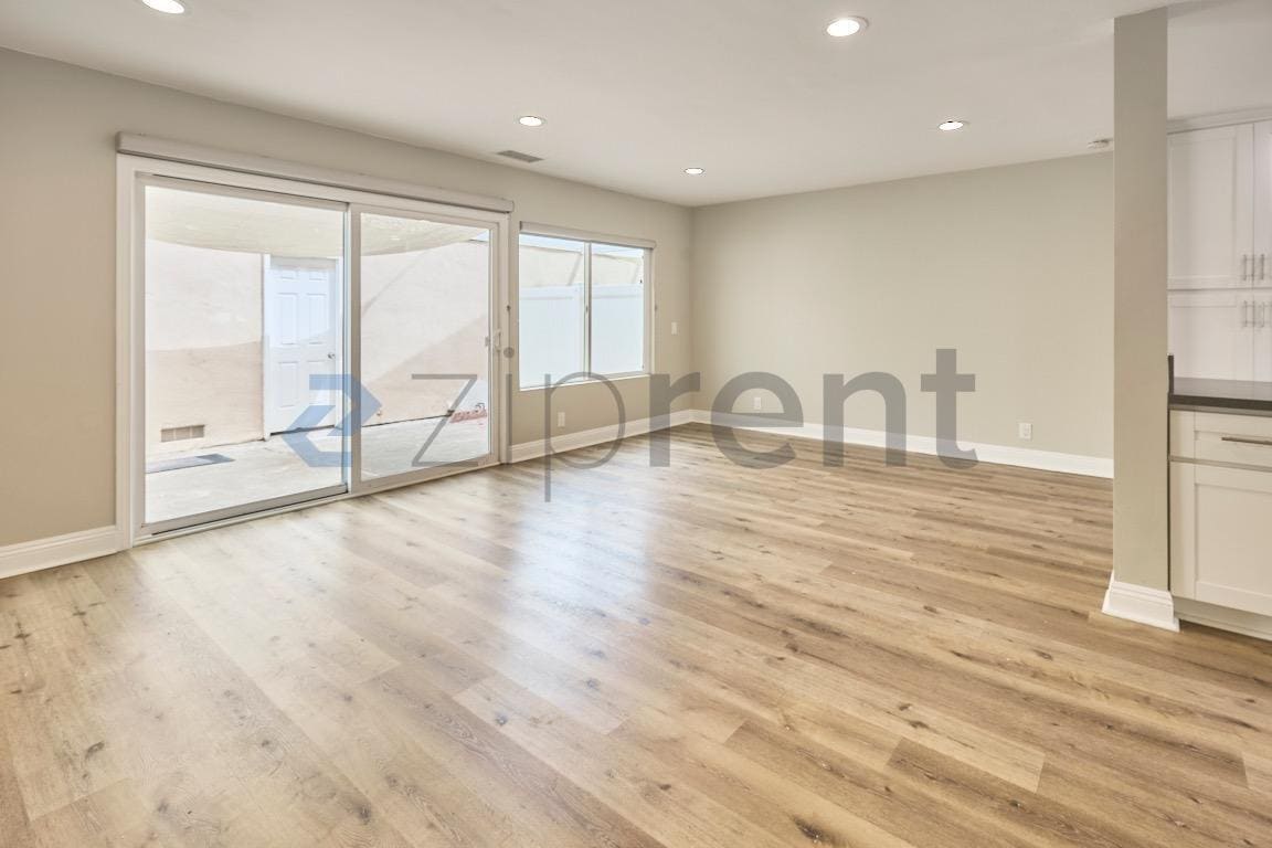 Building Photo - Unit