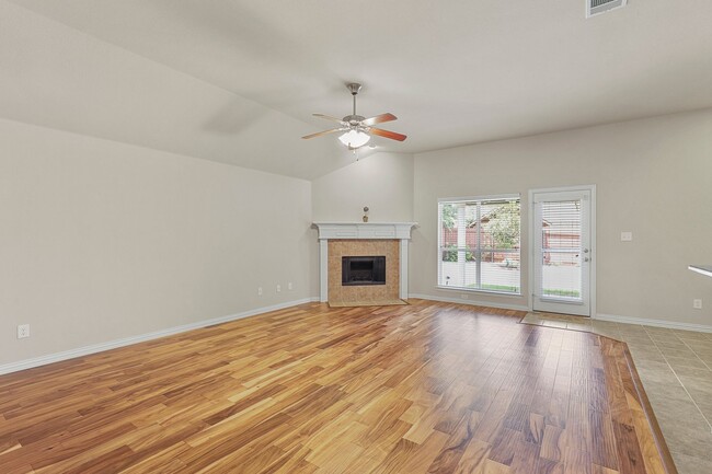 Building Photo - Gorgeous 3 Bedroom 2 Bathroom Home in North Garland!