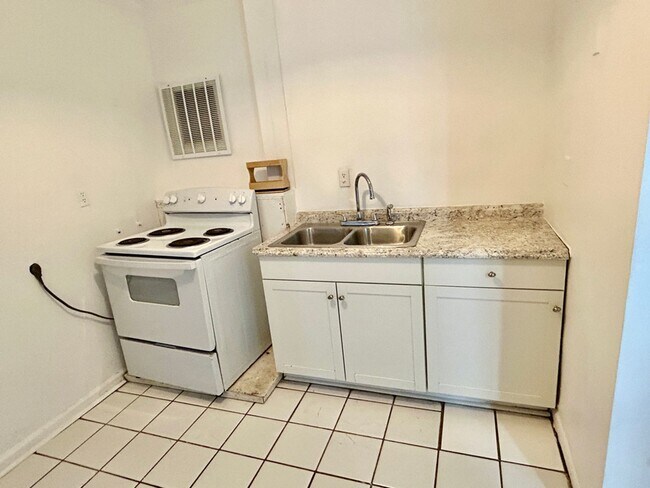 Building Photo - 4762 Trenton Dr