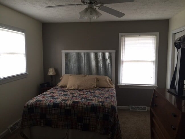 Building Photo - 3 Bedroom, 2 Bathroom Home in Red Bud Heig...