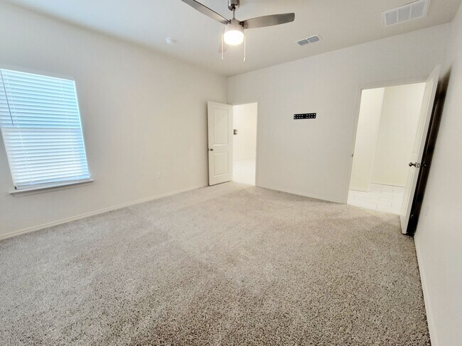 Building Photo - Stunning 3 Bedroom Townhome in Frenship School District