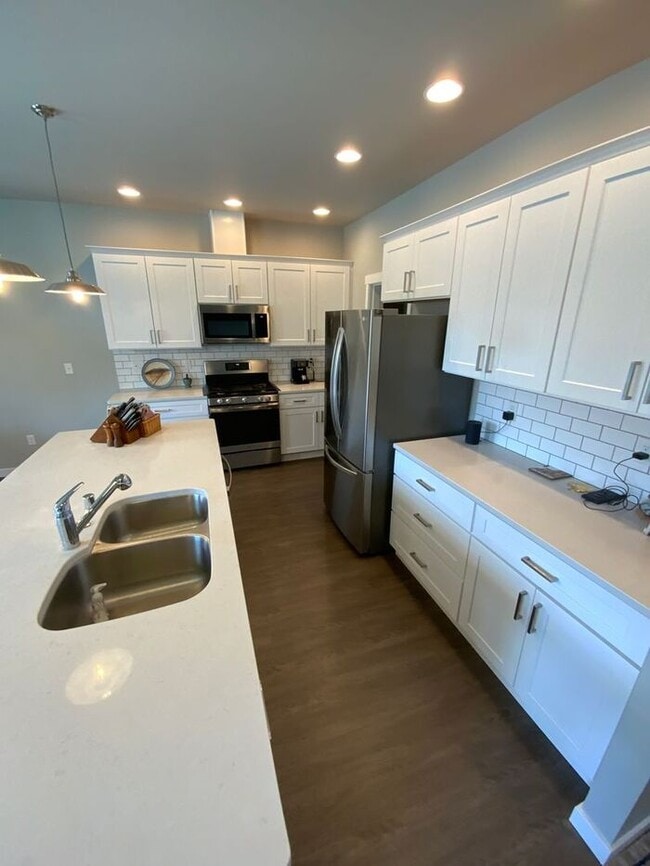 Building Photo - Centralia 4bdr brand new home 2 garage & s...