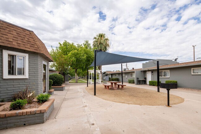 Building Photo - Oasis