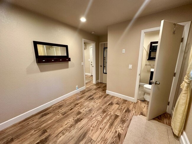 Building Photo - Charming 1-bedroom, 1-bathroom cottage