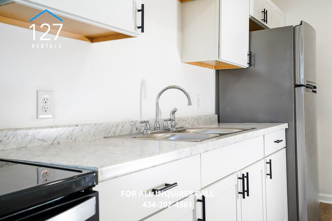 Building Photo - Charming Renovated 1-Bedroom Apartment in Madison Heights!