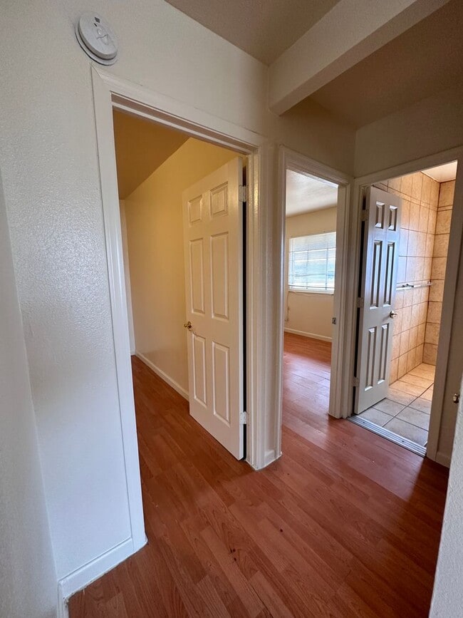 Building Photo - Cute 2 Bedroom Apartment!