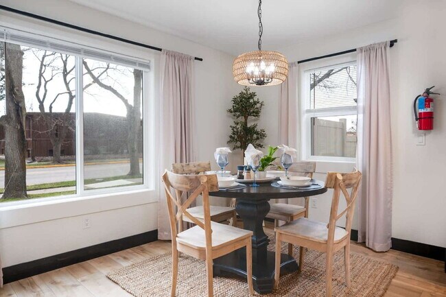 Building Photo - Centrally located fully furnished (Avail. Oct-May)