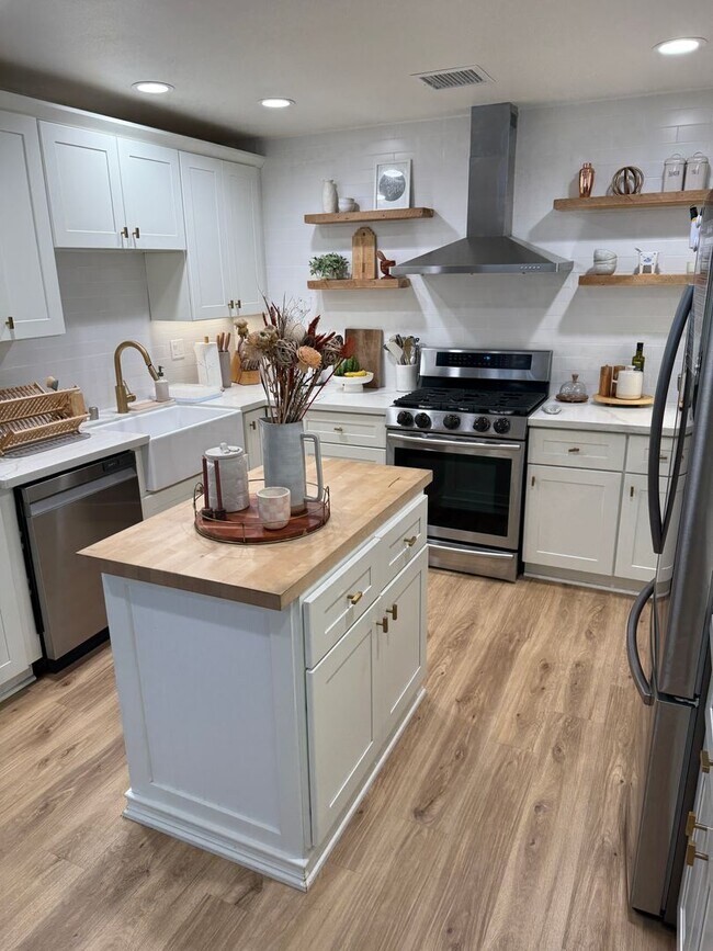 Building Photo - Garden Grove - Upgraded 3 Bedroom 2 Bath H...