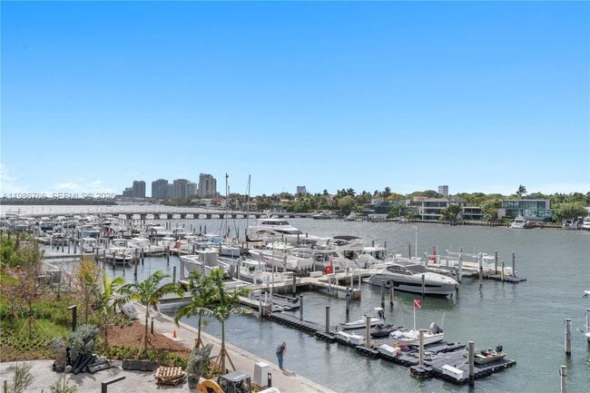 Building Photo - 5 Grove Isle Dr