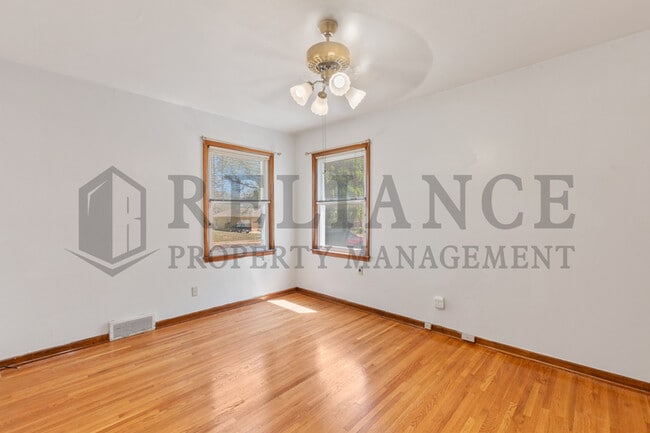 Building Photo - 1707 S Mission Rd