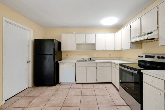 Building Photo - "Charming 2-Bed, 2-Bath Townhouse Retreat in Orlando's Heart - 1010 Sq Ft of Comfort!"