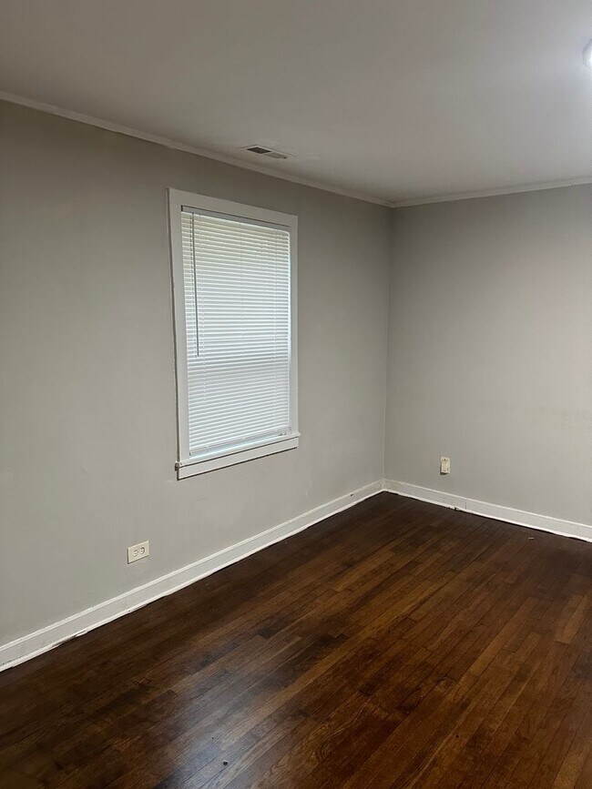 Building Photo - Coxy 2 Bedroom House (500.00 off first full months rent if move in by May 1, 2026)