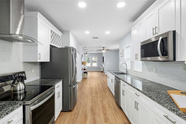 Building Photo - 2606 W Henry Ave