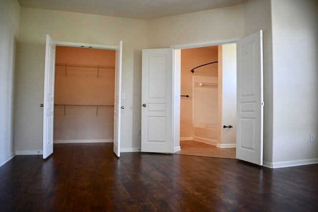 Building Photo - Gardens of Bridgehampton - 3 Bed - 3 Bath - Hardwood Laminate Floors