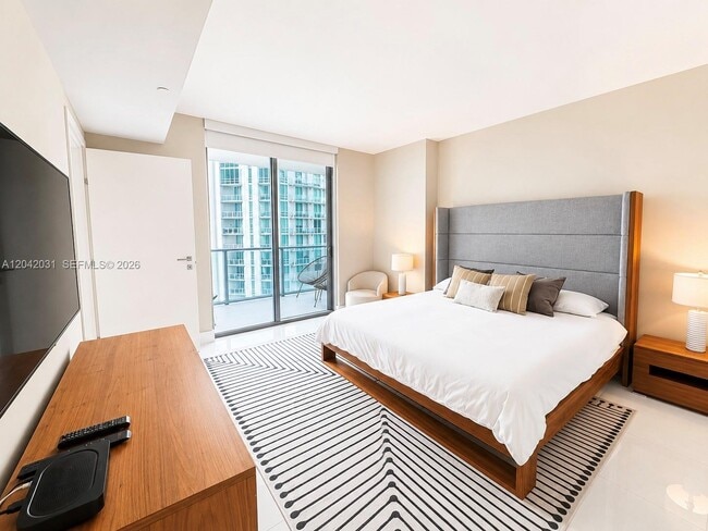 Building Photo - 1300 Brickell Bay Dr