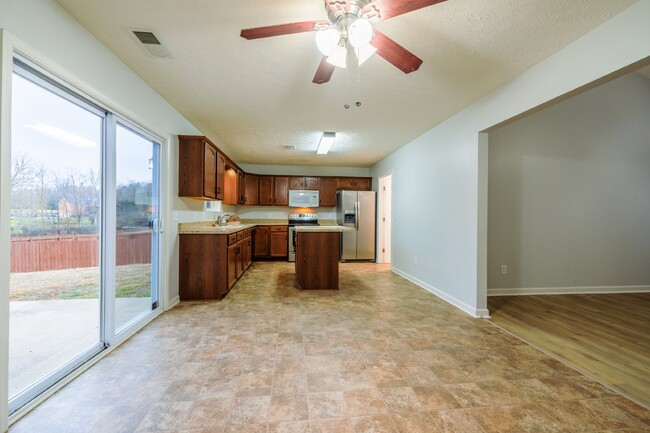 Building Photo - NOW AVAILABLE!!  Quaint 3 Bed, 2 Bath Home...