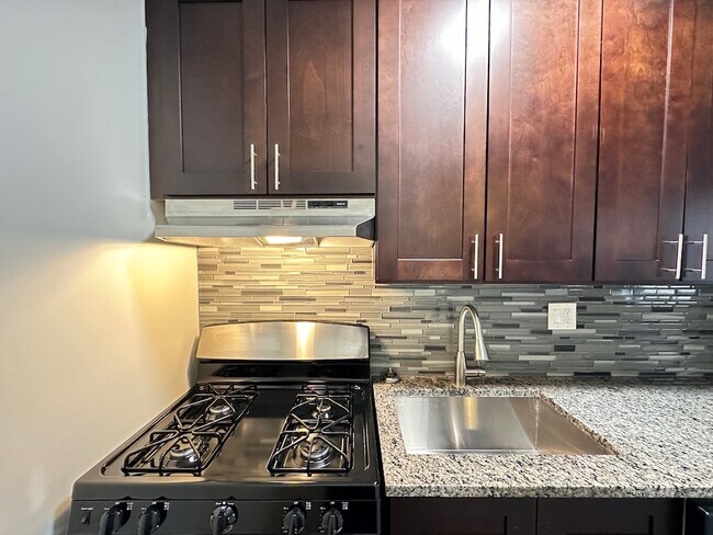 Building Photo - 735 Judson Ave