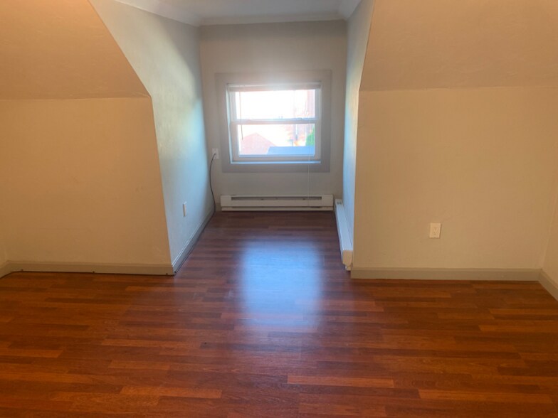 Building Photo - 176 Main St