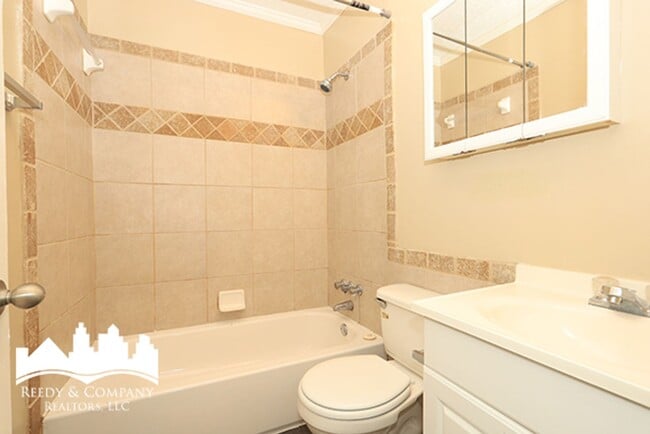 Building Photo - 837 Homer St