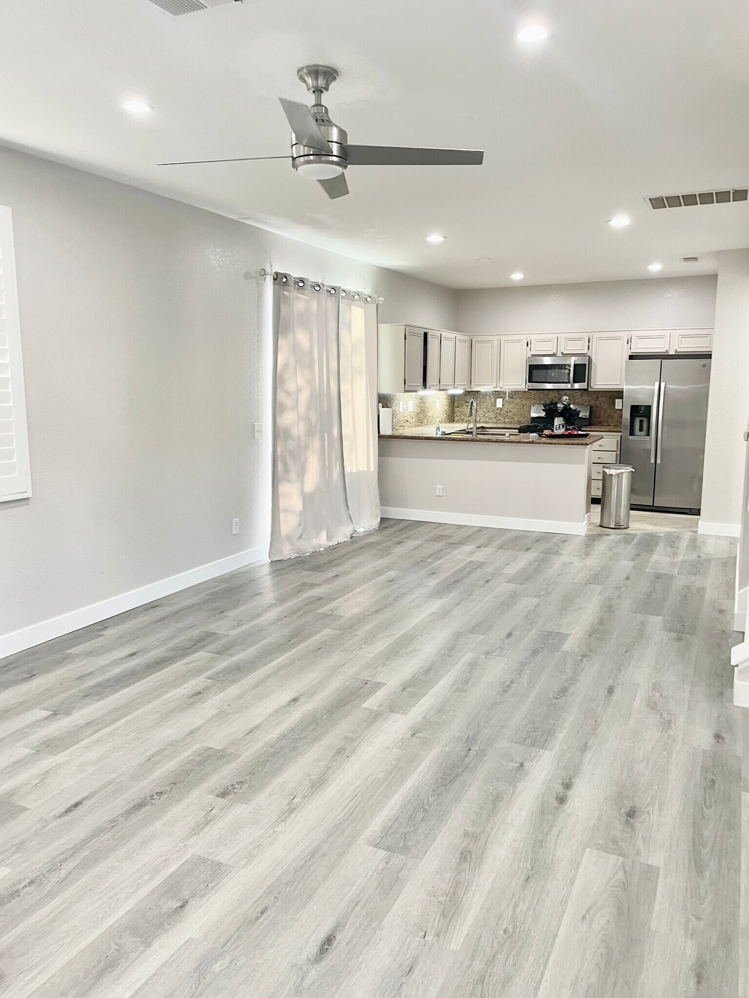 Open space family and dining room, and kitchen. - 6 Red Coat Pl