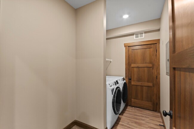 Building Photo - 200 Riverview Dr