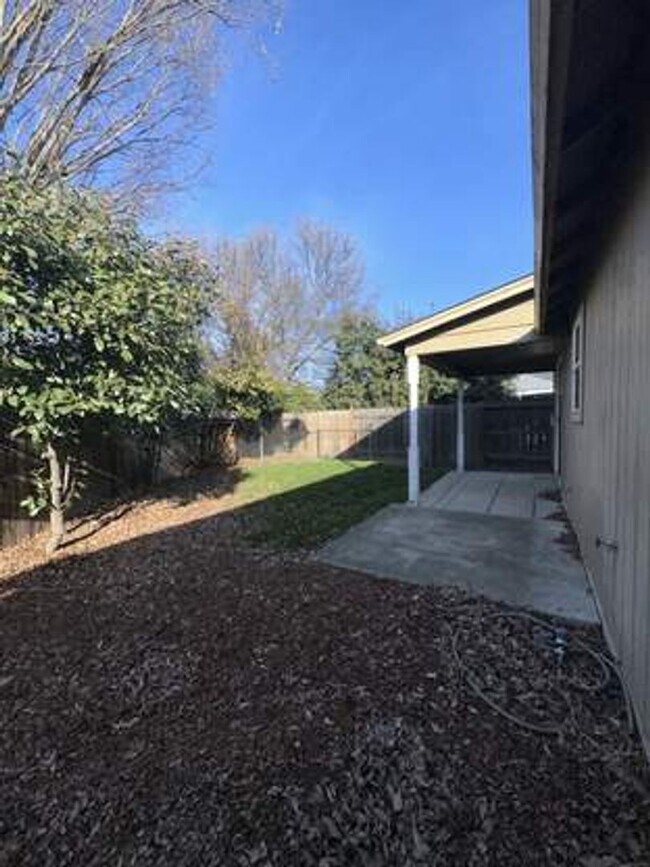 Building Photo - Dog Friendly Property!