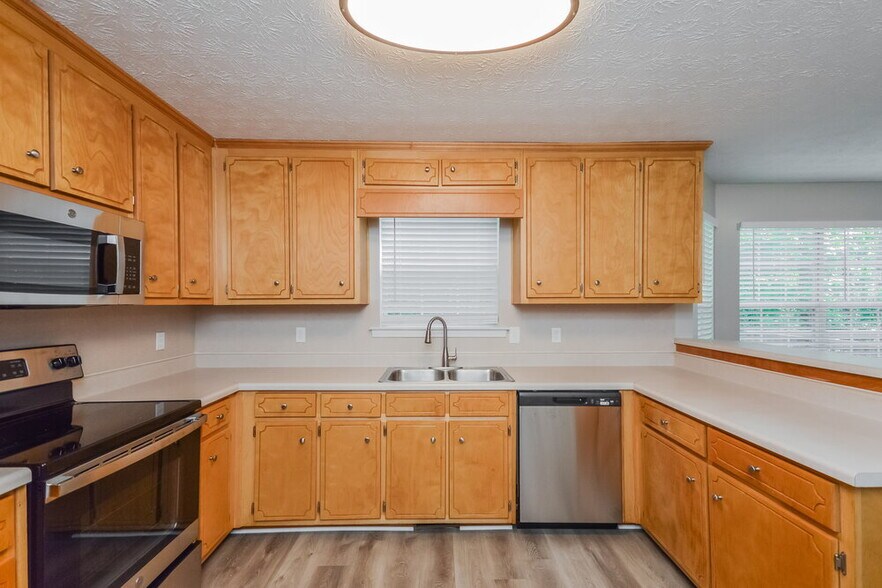 Building Photo - 335 Alcovy Cir