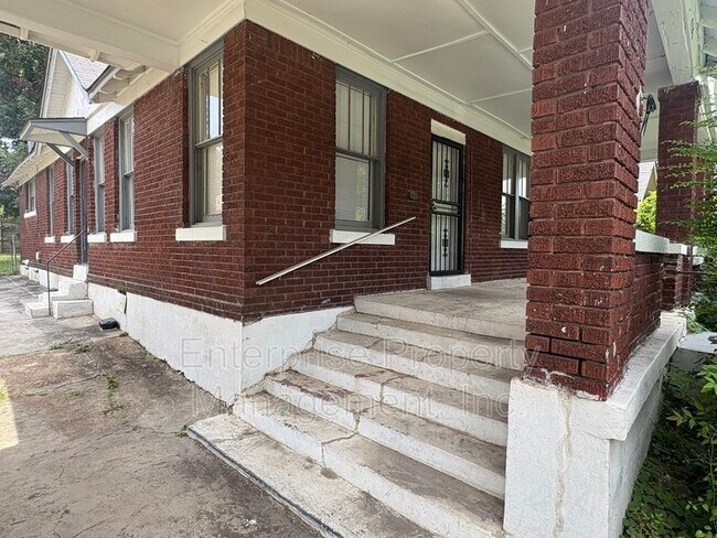Building Photo - 836 Maury St