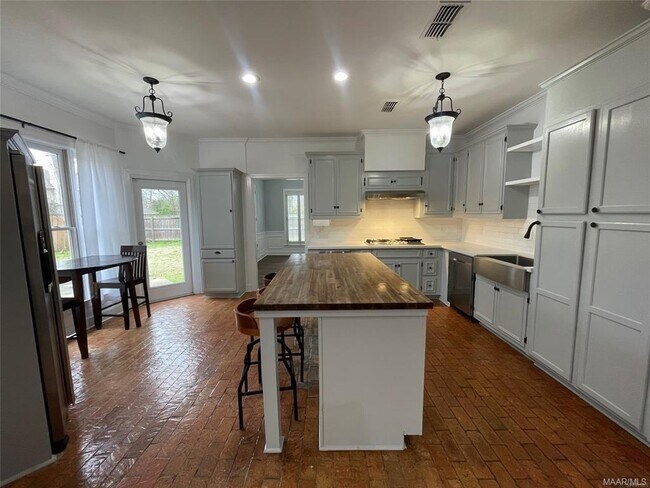 Building Photo - 8342 Longneedle Dr