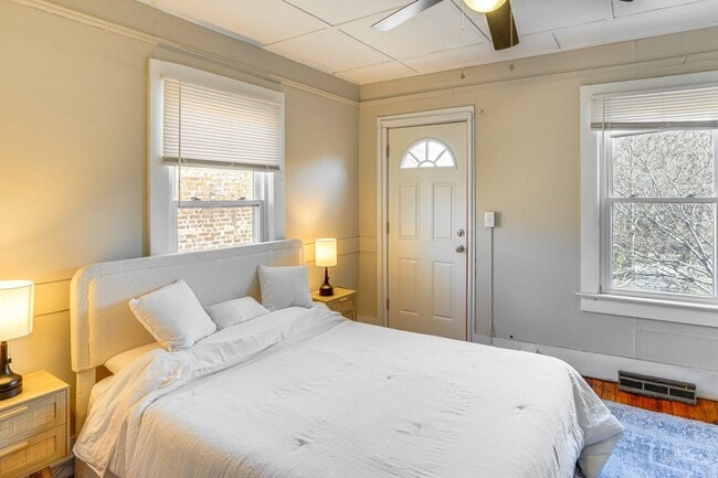 Building Photo - Renovated 2 Bedroom + Den w/ Private Garden Access