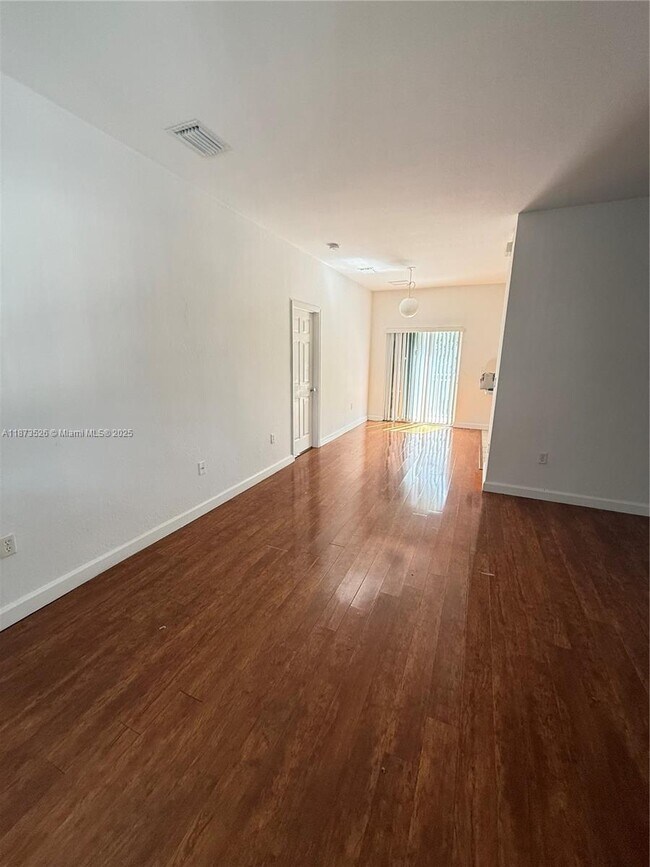 Building Photo - 373 NE 26th Pl