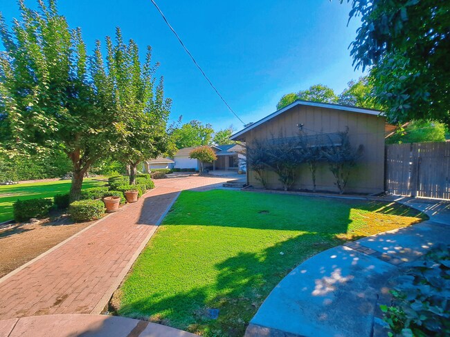 Building Photo - Beautiful Single Level Home on a Half Acre...